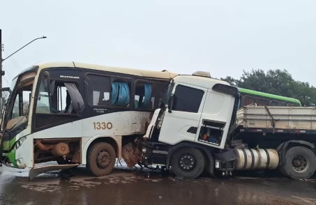 acidente em bambuí entre carreta e ônibus