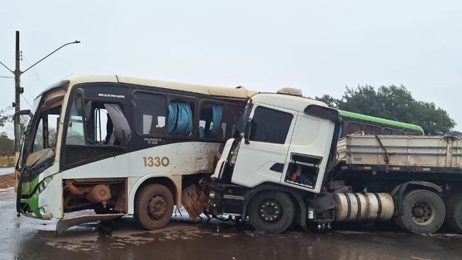 acidente em bambuí entre carreta e ônibus