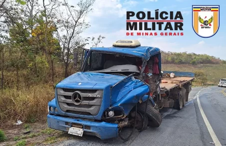 Acidente entre caminhões deixa homem em estado grave