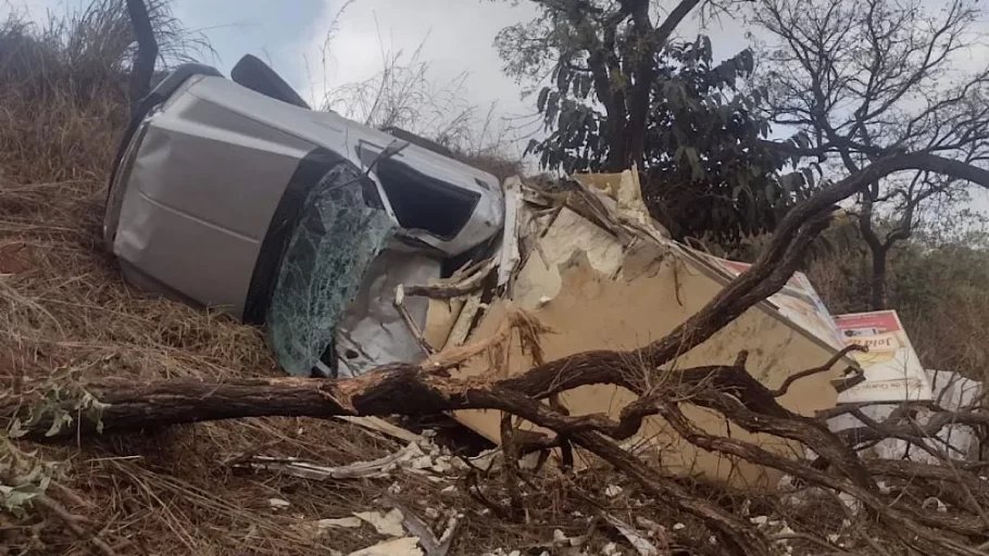 Caminhão capota e motorista escapa sem ferimentos (2)