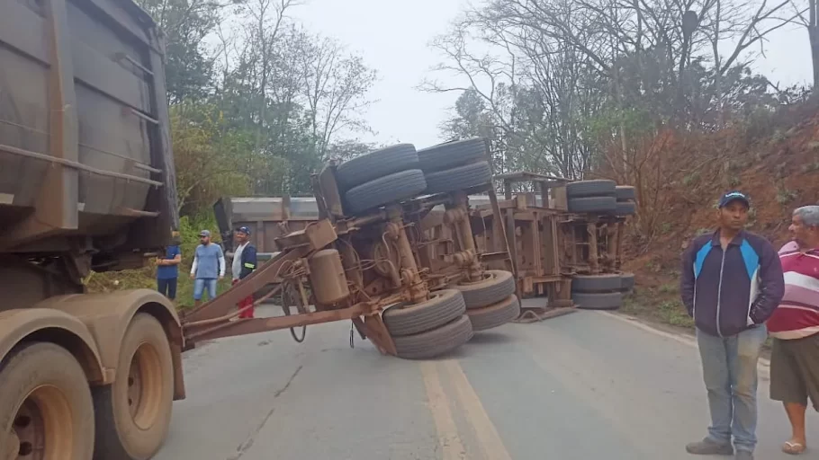 Caminhão tomba e fecha estrada em Martinho Campos