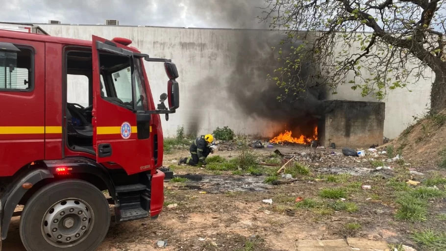 corpo carbonizado é encontrado em cômodo que pegou fogo em divinópolis