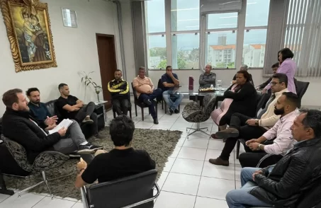 Vereadores de Divinópolis participaram de reunião sobre a greve dos motoristas do transporte coletivo (Foto: Divulgação/Câmara Divinópolis)