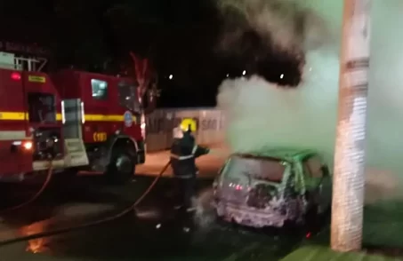 Incêndio em carro registrado em Pará de Minas