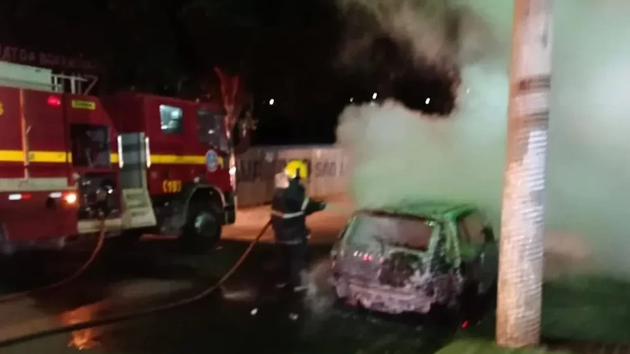 Incêndio em carro registrado em Pará de Minas