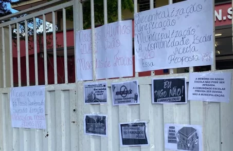 População protesta contra fechamento de escola em Divinópolis