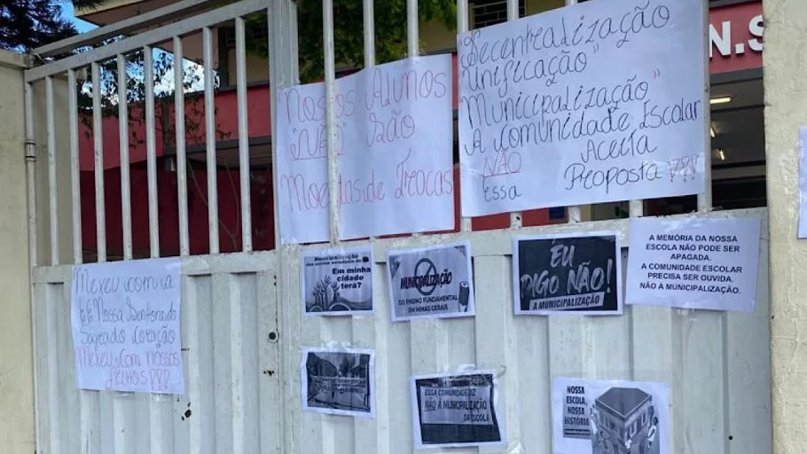 População protesta contra fechamento de escola em Divinópolis