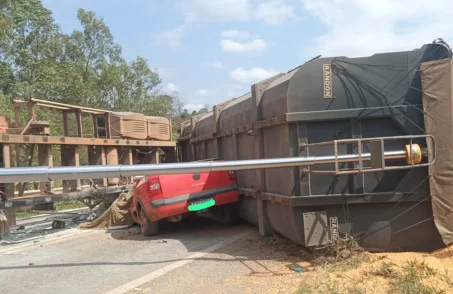 carreta tomba na mg-50 em Formiga e mata motorista