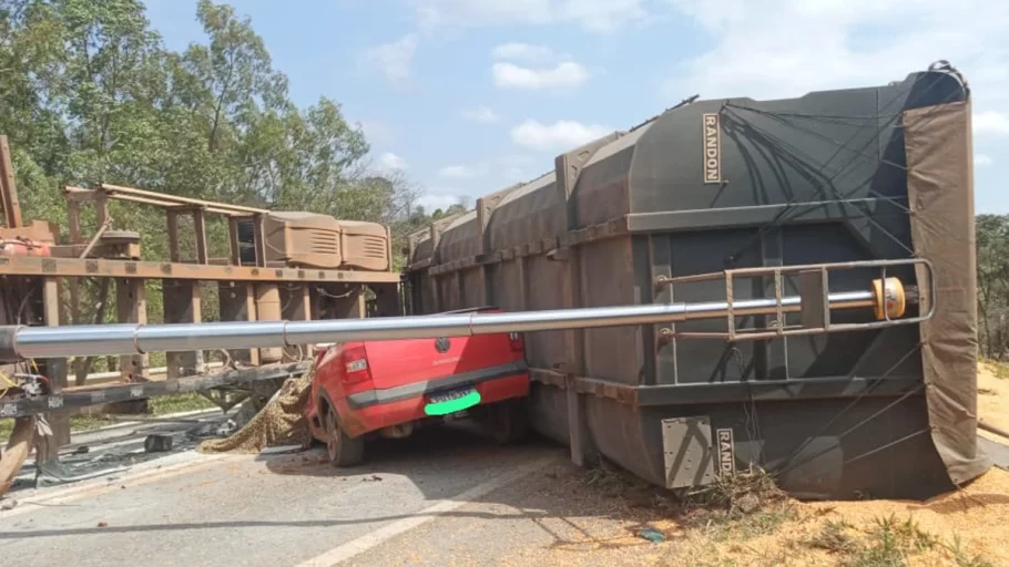 carreta tomba na mg-50 em Formiga e mata motorista