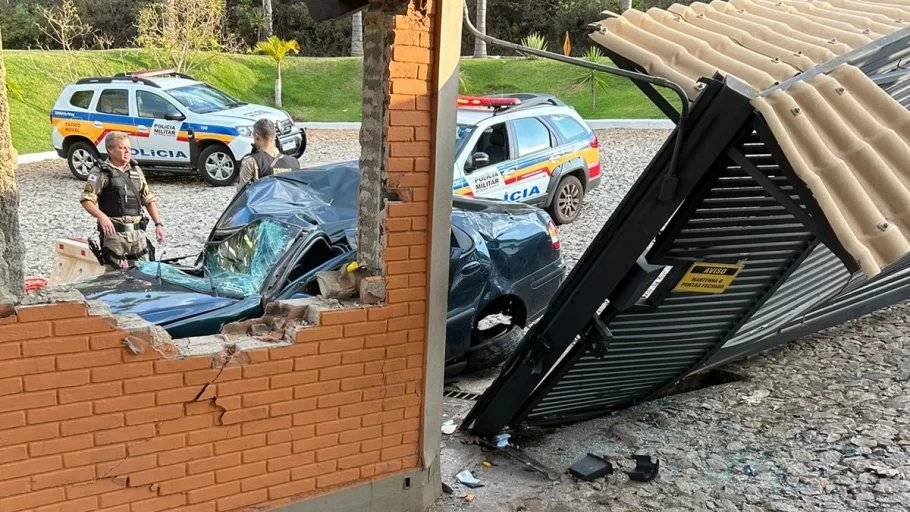 carro capotado em itaúna