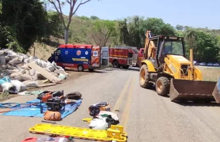 Tombamento de caminhão deixa duas pessoas mortas na BR-352