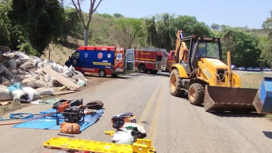 Tombamento de caminhão deixa duas pessoas mortas na BR-352