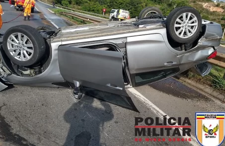 Capotamento de carro conduzido por Policial