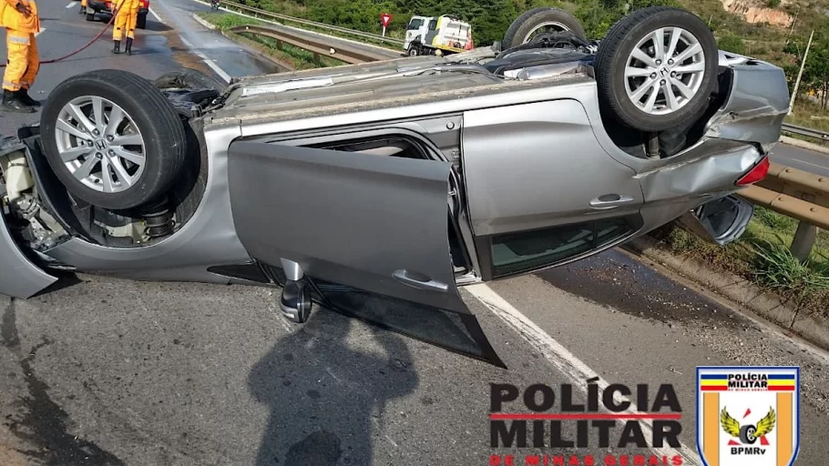 Capotamento de carro conduzido por Policial