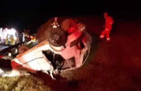 Carro capota em Carmópolis de Minas