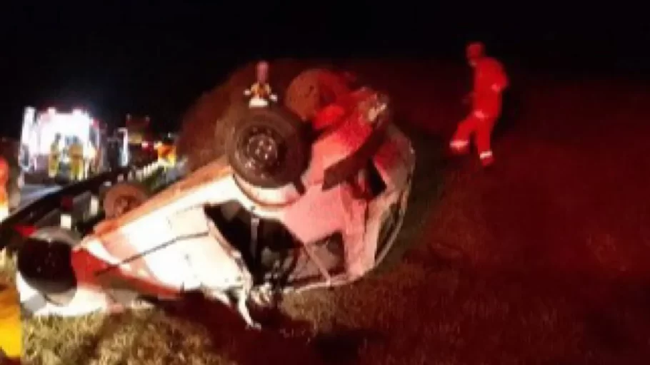 Carro capota em Carmópolis de Minas