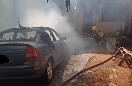 Carro pega fogo em garagem em Pará de Minas