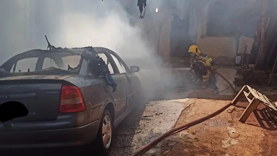 Carro pega fogo em garagem em Pará de Minas