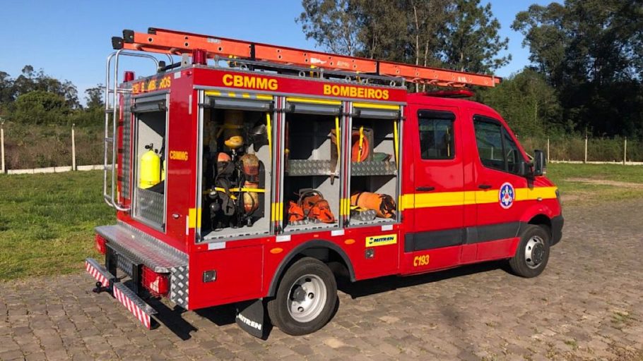 Prédio de 5 andares em Divinópolis pega fogo