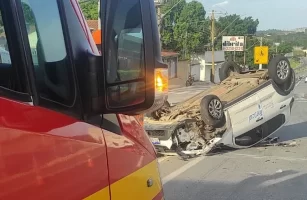 Acidente entre carro e caminhão deixa vítima ferida