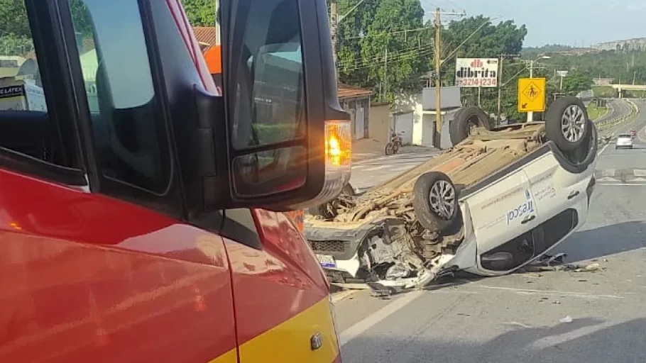 Acidente entre carro e caminhão deixa vítima ferida