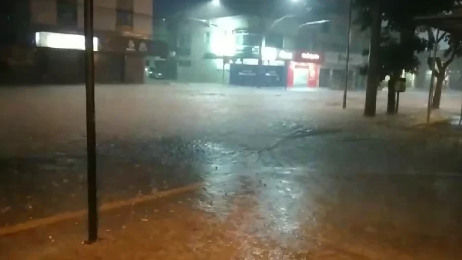 chuva e alagamento em itaúna