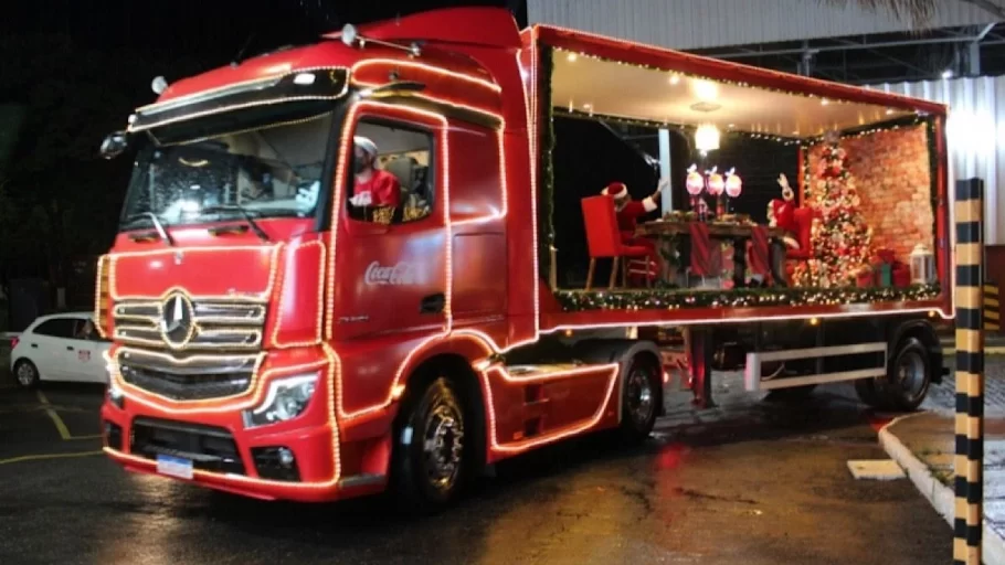 Divinópolis se ilumina com a Caravana de Natal da Coca Cola