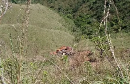 Motorista capota caminhão, cai em ribanceira e é içado pelos bombeiros