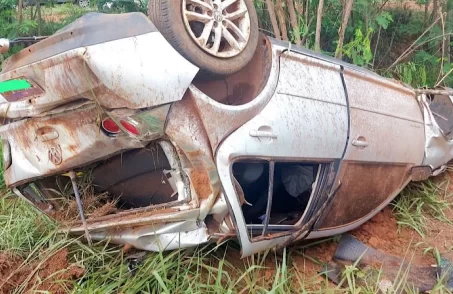 Motorista capota carro após aquaplanar na MG-170