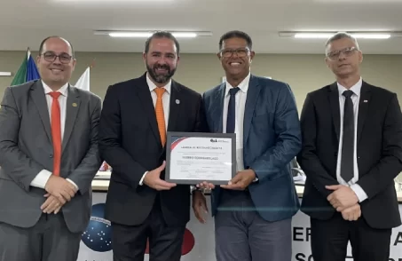 prefeito de nova serrana recebe homenagem na OAB