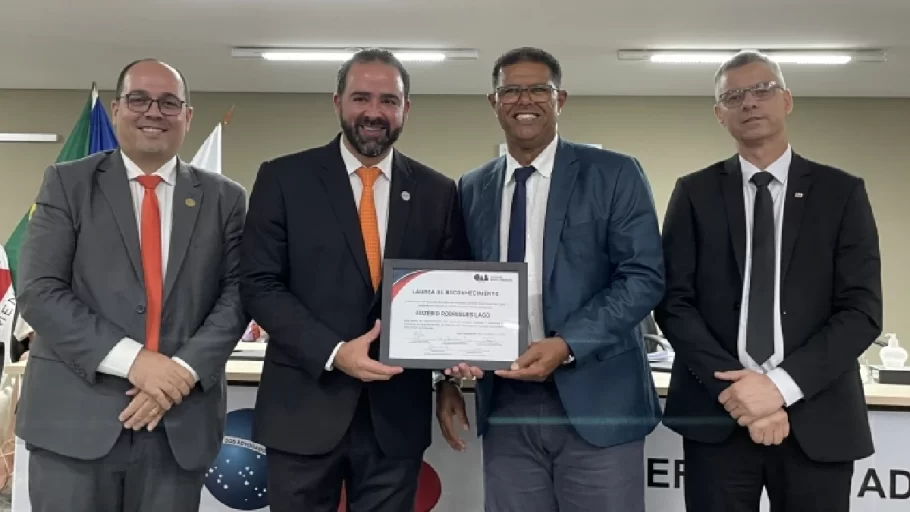 prefeito de nova serrana recebe homenagem na OAB