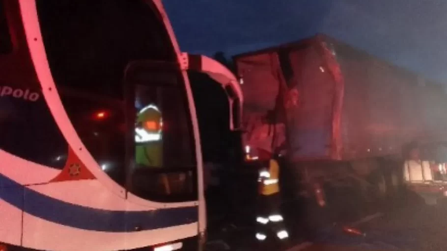 Acidente entre caminhão e ônibus deixa motorista morto
