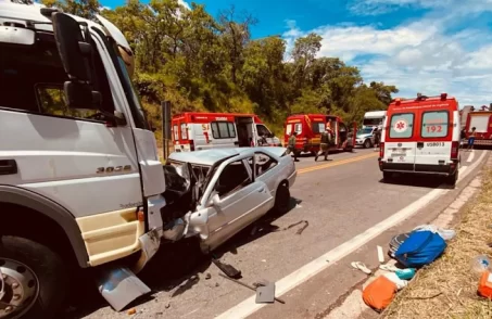 Acidente entre carro e caminhão deixa duas vítimas em estado grave e um morto