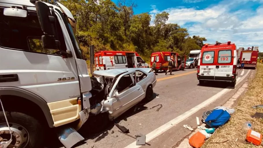 Acidente entre carro e caminhão deixa duas vítimas em estado grave e um morto