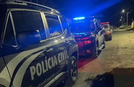 Após ouvirem gritos homem é encontrado morto dentro de casa