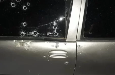 carro atingido por tiros em bom despacho