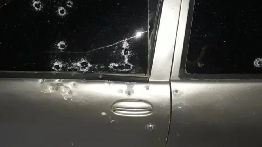 carro atingido por tiros em bom despacho