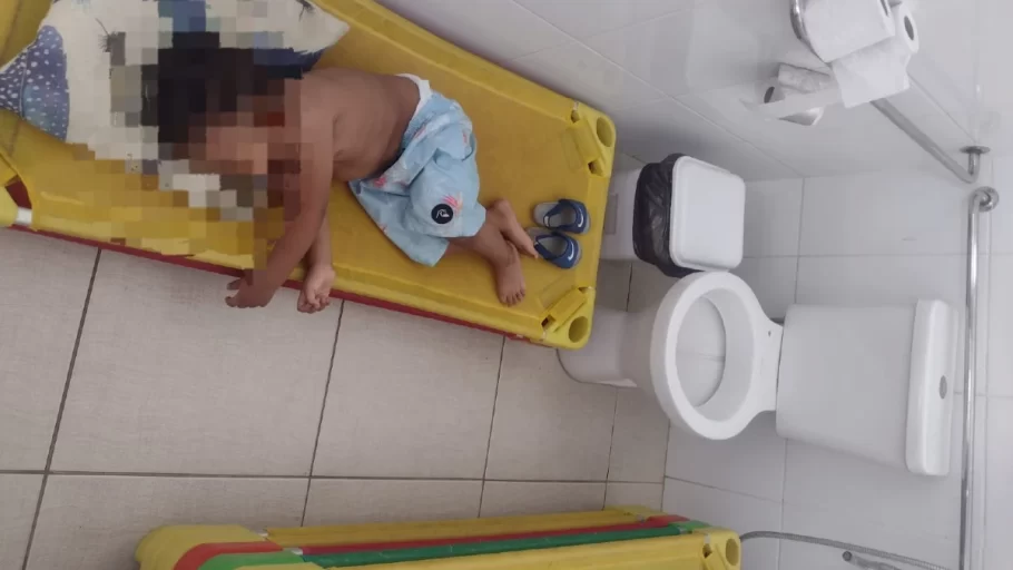 criança com autismo é colocada para dormir em banheiro de creche(1)