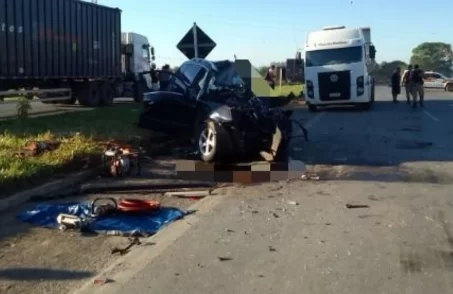 Acidente envolvendo um carro e caminhão (Foto: Divulgação/SAMU)