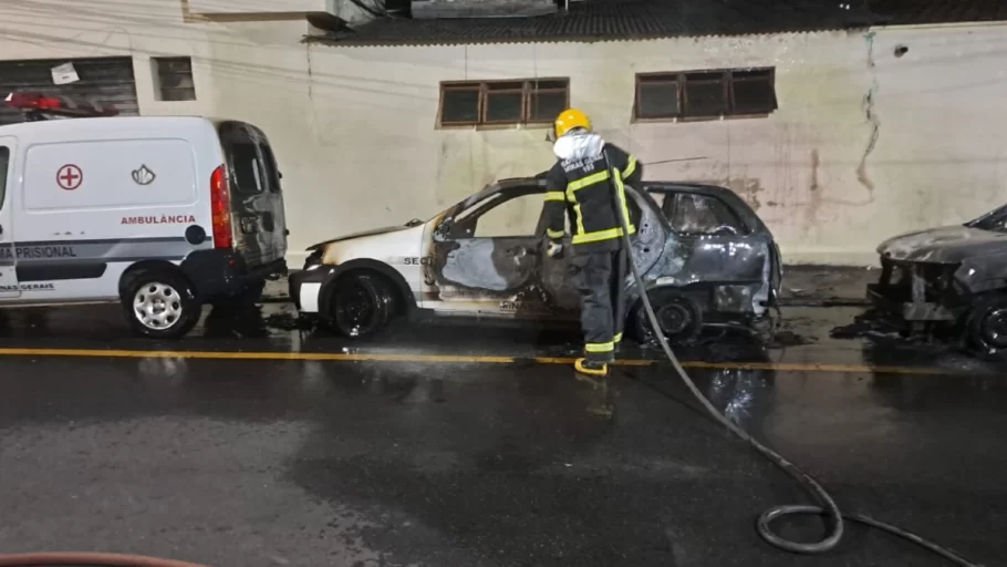 incêndio em viaturas da polícia penal em itaúna