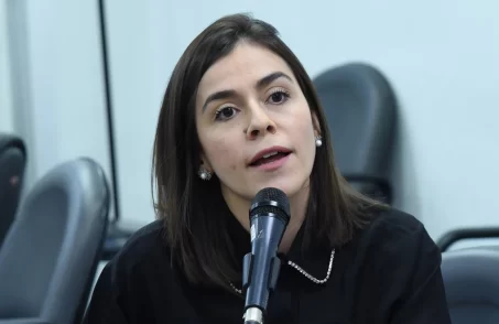 lohanna destina recursos para o restaurante universitário da Uemg