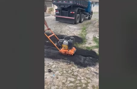 moradores compram asfalto e fazem operação tapa buraco