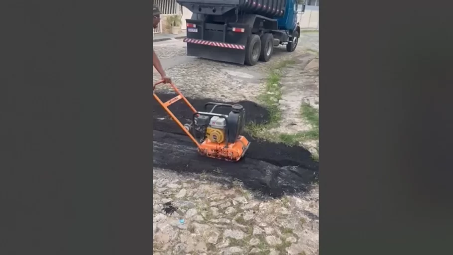 moradores compram asfalto e fazem operação tapa buraco
