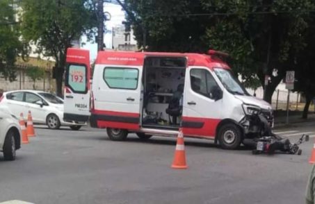 Acidente entre ambulância do Samu e moto é registrado em Divinópolis. (FOTO: Redes Sociais)