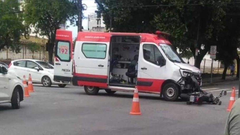 Acidente entre ambulância do Samu e moto é registrado em Divinópolis. (FOTO: Redes Sociais)