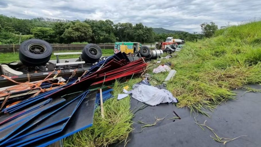 Caminhão tomba e mata mulher e criança na BR-381 em Oliveira (FOTO: Divulgação Corpo de Bombeiros)