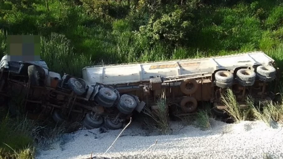 caminhão tomba na br-494 em arcos