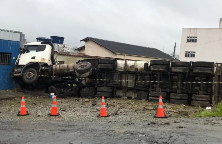 carreta tomba e atinge casa no manoel valinhas