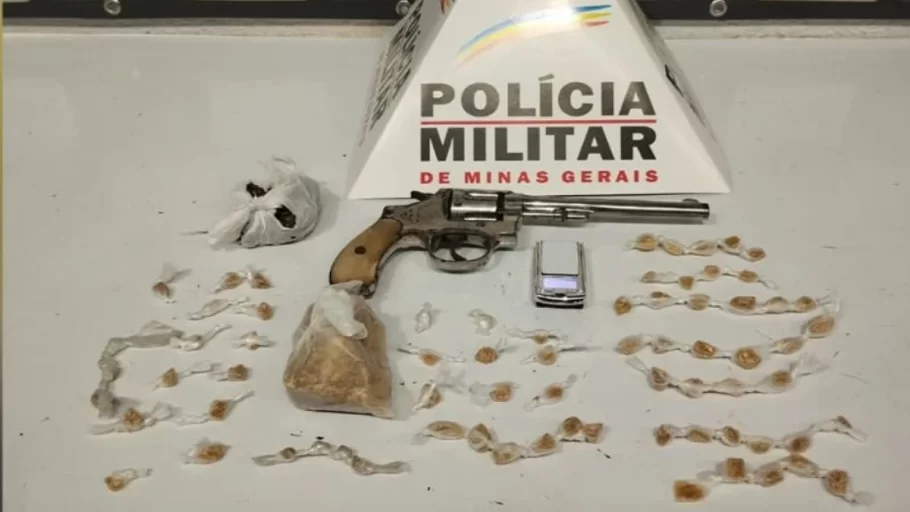 Homem é preso por tráfico de drogas em Divinópolis. (Foto: Divulgação PMMG)