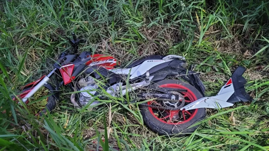 motociclista bate em árvore e morre em perdigão